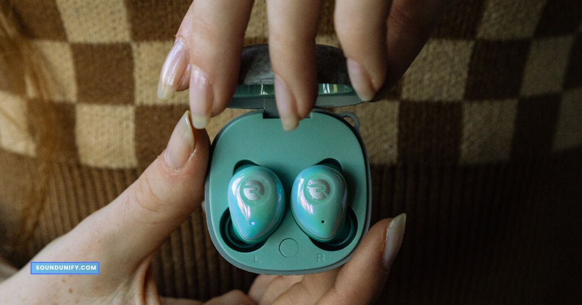 7 Fixes for Raycon Earbuds Not Charging in 5 Minutes